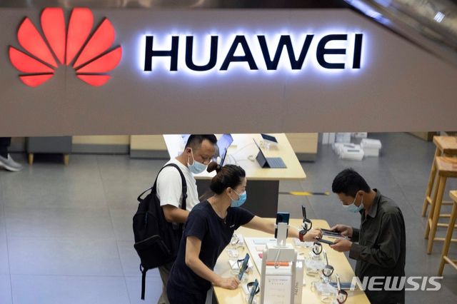 중국 대표 기술기업인 화웨이는 미국 정부의 수출 통제 블랙리스트에 올라 있다. 사진은 지난 2020년 7월 중국 베이징의 화웨이 매장. /ⓒAP=뉴시스