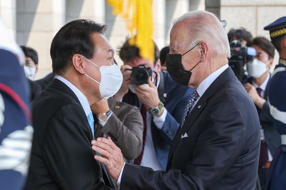 (서울=뉴스1) 안은나 기자 = 윤석열 대통령이 21일 한미정상회담을 위해 용산 대통령실 청사에 도착한 조 바이든 미국 대통령을 영접하고 있다. (대통령실사진기자단) 2022.5.21/뉴스1