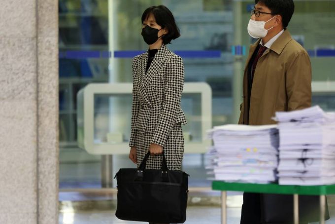 [서울=뉴시스] 백동현 기자 = 19일 오후 서울 서초구 서울중앙지방검찰청에서 박은정 광주지검 중요경제범죄조사단 부장검사(전 법무부 감찰담당관)가 '채널A 사건' 수사기록을 윤석열 대통령(당시 검찰총장) 감찰을 진행 중인 법무부 감찰위원회에 무단 제공한 혐의로 검찰에 출석하고 있다. 2022.10.19.