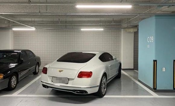 주차장 공간을 대각선으로 세워 점유한 벤틀리 차량./사진=온라인 커뮤니티 '보배드림'