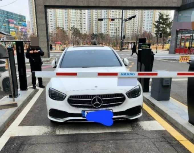 아파트 출입구를 막은 벤츠 차량./사진=온라인 커뮤니티