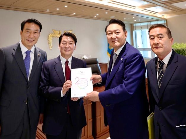 (서울=뉴스1) = 안철수 국민의힘 의원이 지난해 6월 7일 서울 용산 대통령실 청사에서 윤석열 대통령에게 대통령직 인수위원회 백서를 전달하고 있다. (안철수 의원실 제공) 2022.6.8/뉴스1