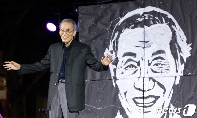 (서울=뉴스1) = 오영수 배우가 24일 서울 종로구 대학로에서 열린 ‘2022 웰컴대학로’축제 개막식에서 페인터즈와 함께 공연을 하고 있다.(문화체육관광부 제공)2022.9.24/뉴스1  Copyright (C) 뉴스1. All rights reserved. 무단 전재 및 재배포 금지.