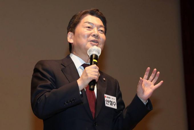 [서울=뉴시스] 고범준 기자 = 안철수 국민의힘 당대표 후보가 5일 오후 서울 동작구 동작문화원 대강당에서 열린 서울 동작구갑 당협 당원 간담회에서 인사말을 하고 있다. 2023.02.05.