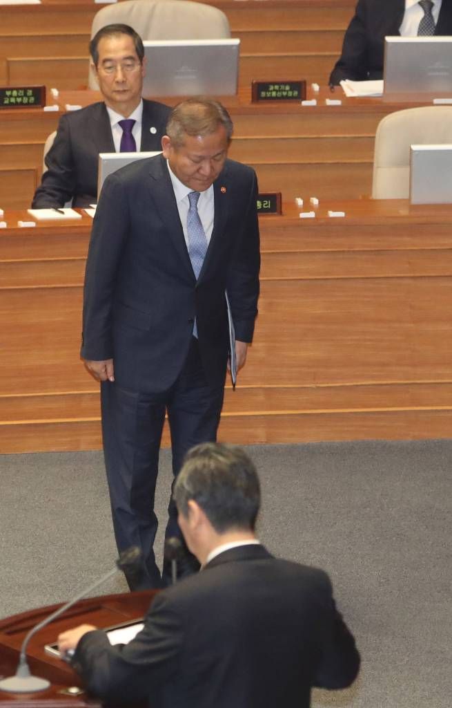 [서울=뉴시스] 전진환 기자 = 이상민 행정안전부장관이 6일 오후 서울 여의도 국회에서 열린 제403회국회(임시회) 제2차 본회의에서 발언대로 나와 인사하고 있다.  2023.02.06.