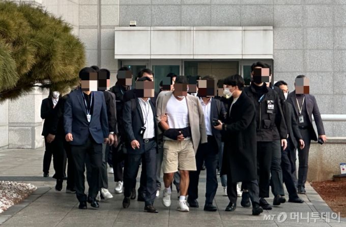 김성태 전 쌍방울 그룹 회장의 해외도피를 현지에서 도운 수행비서 박모씨가 7일 오전 인천국제공항 제1여객터미널을 통해 입국한 뒤 검찰에 압송되고 있다. /사진=김창현 기자