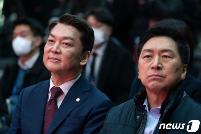 국민의힘 당 대표 후보로 출마하는 김기현 후보와 안철수 후보(왼쪽)가 7일 오전 서울 강서구 ASSA빌딩 방송스튜디오에서 열린 국민의힘 제3차 전당대회 비전발표회에 참석해있다. /사진=뉴스1.