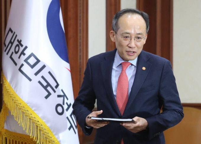 [서울=뉴시스] 김명원 기자 = 추경호 부총리 겸 기획재정부 장관이 3일 오전 서울 종로구 정부서울청사에서 열린 비상경제장관회의에 참석하고 있다. 2023.02.03.