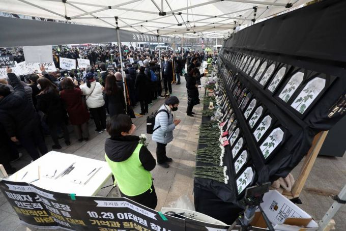 [서울=뉴시스 김선웅 기자 = 이태원 참사 유가족 및 시민대책회의, 더불어민주당·정의당 국회의원들이 6일 오후 서울 중구 서울광장에 마련된 희생자 분향소 앞에서 기자회견을 열고 서울시의 분향소 철거 예고 규탄 및 책임자 처벌과 진상규명을 촉구하는 가운데 시민들이 분향소에서 희생자를 추모하고 있다. 2023.02.06.