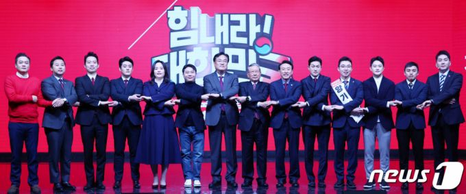 7일 서울 강서구 한 방송 스튜디오에서 열린 국민의힘 제3차 전당대회 후보자 비전 발표회에서 청년 최고위원 후보들이 기념촬영을 하고 있다. 왼쪽부터 구혁모, 장예찬, 이기인, 김정식, 옥지원, 지성호, 정진석 비대위원장, 유흥수 선관위원장, 김석기 사무총장, 이욱희, 양기열, 김영호, 서원렬, 김가람 후보. 이날 당대표 후보에 이어 청년 최고위원, 최고위원 순으로 비전발표를 진행한다. /사진=뉴스1