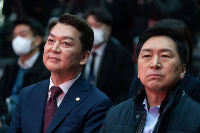 [서울=뉴시스 국회사진기자단 = 김기현 국민의힘 당대표 후보와 안철수 당대표 후보가 7일 서울 강서구 한 방송스튜디오에서 열린 국민의힘 제3차 전당대회 비전발표회에 참석해 있다. 2023.02.07.