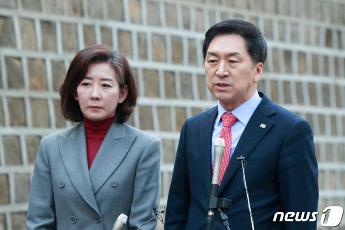 김기현 국민의힘 당대표 후보와 나경원 전 원내대표가 7일 오후 서울 중구 달개비 앞에서 전당대회 관련 입장을 발표하고 있다. 2023.2.7/뉴스1