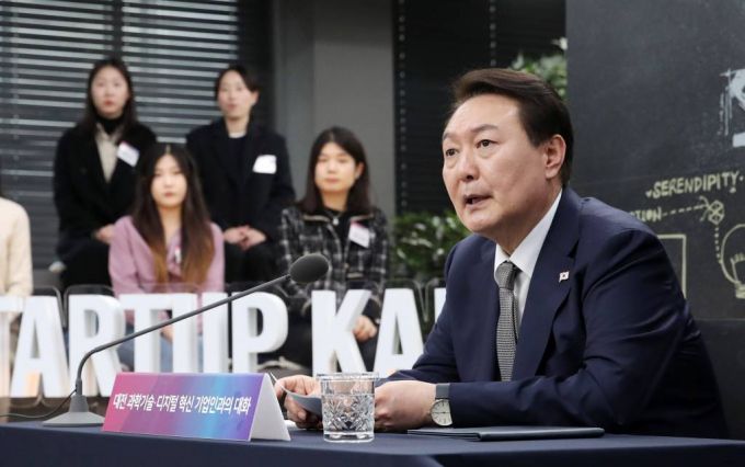 [대전=뉴시스 전신 기자 = 윤석열 대통령이 7일 대전 유성구 카이스트에서 열린 대전 과학기술·디지털 혁신기업인과의 대화에서 발언하고 있다. 2023.02.07.