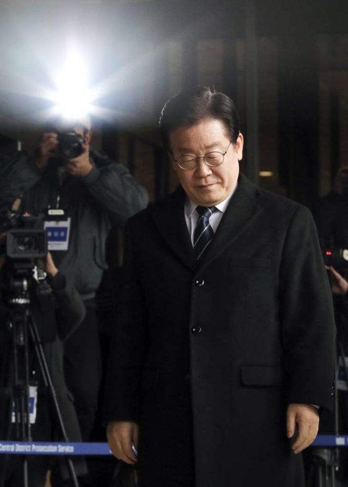 [서울=뉴시스] 최진석 기자 = 이재명 더불어민주당 대표가 10일 서초구 서울중앙지검으로 대장동·위례신도시 개발비리 연루 혐의 관련 2차 출석을 하고 있다. 2023.02.10.