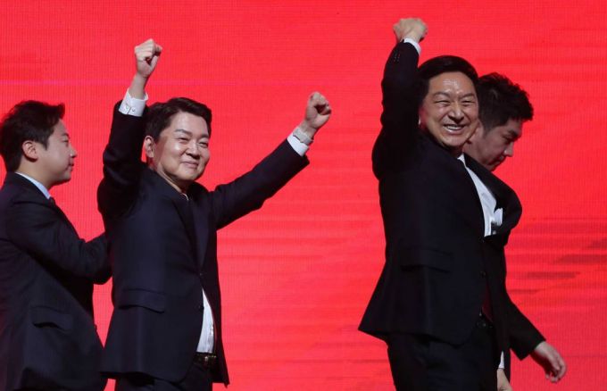 [광주=뉴시스] 고범준 기자 = 안철수(왼쪽), 김기현 국민의힘 당대표 후보가 16일 오후 광주 서구 김대중컨벤션센터에서 열린 힘내라 대한민국! 국민의힘 제3차 전당대회 광주·전북·전남 합동연설회에서 기념촬영을 마치고 손을 들고 이동하고 있다. 2023.02.16.