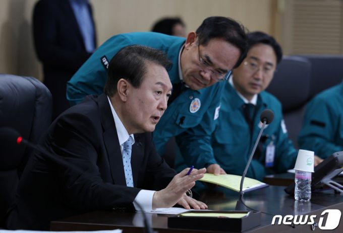 (서울=뉴스1) 오대일 기자 = 윤석열 대통령이 지난해 11월 2일 용산 대통령실 청사에서 북한 탄도미사일 발사 관련 긴급 국가안전보장회의(NSC)를 주재하고 있다. (대통령실 제공) 2022.11.2/뉴스1  Copyright (C) 뉴스1. All rights reserved. 무단 전재 및 재배포 금지.