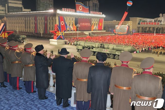 (평양 노동신문=뉴스1) = 북한이 인민군 창건일(건군절) 75주년인 8일 평양 김일성광장에서 열병식을 개최했다고 노동당 기관지 노동신문이 9일 보도했다.  김정은 노동당 총비서가 주석단에서 고체연료 엔진을 적용한 신형 ICBM으로 추정되는 무기를 지켜보고 있다.      [국내에서만 사용가능. 재배포 금지. DB 금지. For Use Only in the Republic of Korea. Redistribution Prohibited  rodongphoto@news1.kr  Copyright (C) 뉴스1. All rights reserved. 무단 전재 및 재배포 금지.