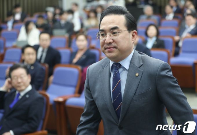 (서울=뉴스1) 허경 기자 = 박홍근 더불어민주당 원내대표가 24일 서울 여의도 국회에서 열린 의원총회에서 발언대로 향하고 있다. 2023.2.24/뉴스1  Copyright (C) 뉴스1. All rights reserved. 무단 전재 및 재배포 금지.