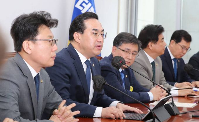 [서울=뉴시스] 전진환 기자 = 박홍근 더불어민주당 원내대표가 28일 오전 서울 여의도 국회에서 열린 원내대책회의에서 발언하고 있다. 2023.02.28.