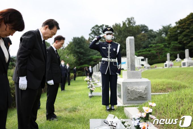 (서울=뉴스1) 안은나 기자 = 윤석열 대통령이 14일 한국광복군 선열 합동 봉송식에 참석하기 전 서울 동작구 국립서울현충원 독립유공자 묘역을 찾아 故 김천성 지사 묘소 앞에 묵념하고 있다. (대통령실 제공) 2022.8.14/뉴스1  Copyright (C) 뉴스1. All rights reserved. 무단 전재 및 재배포 금지.