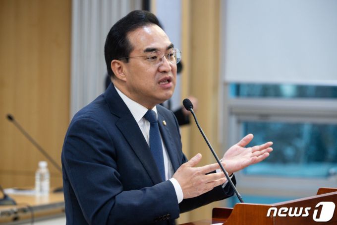 박홍근 더불어민주당 원내대표가 지난달 28일 서울 여의도 국회 의원회관에서 열린 에너지 위기 시대, 난방비 폭탄 해결책은 무엇인가? 토론회에서 축사를 하고 있다./사진=뉴스1