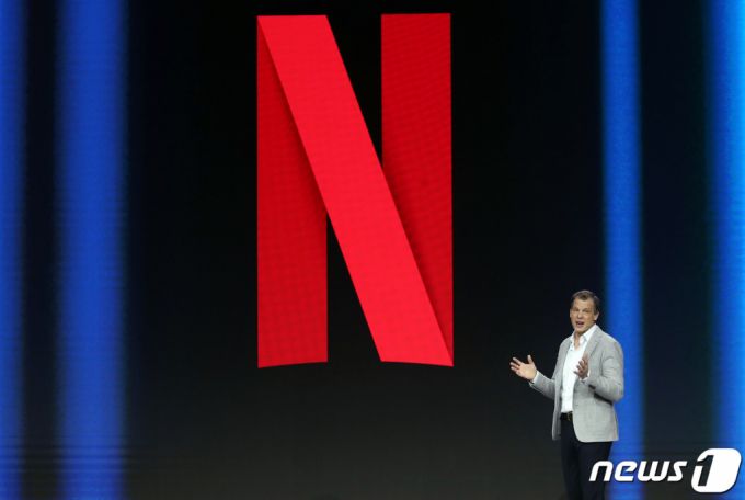 그렉 피터스(Greg Peters) 넷플릭스 공동 최고 경영 책임자(CEO)가 28일 오후(현지시간) 스페인 바르셀로나 피라 그란 비아 '모바일월드콩그레스'(MWC 2023) 전시장에서 엔터테인먼트의 미래를 주제로 기조연설을 하고 있다. 2023.3.1/뉴스1