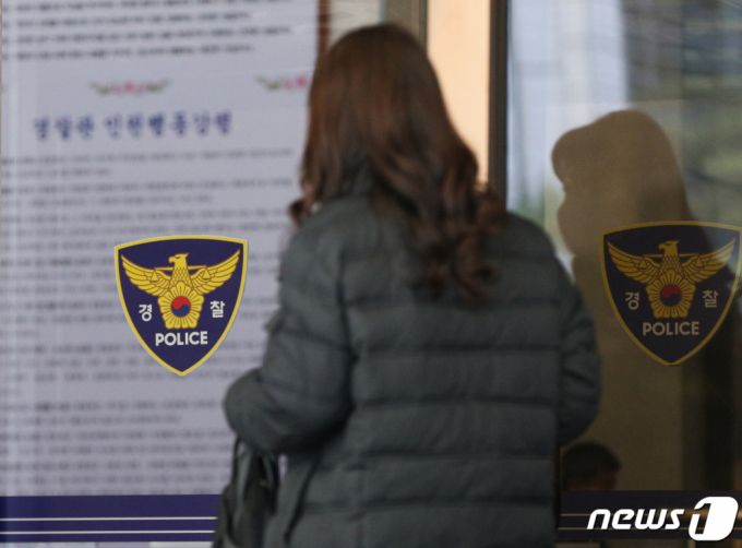 (서울=뉴스1) 신웅수 기자 = 고위공직자범죄수사처(공수처)가 현직 경찰 간부의 뇌물수수 혐의를 포착해 서울경찰청 등을 압수수색하고 있다.  공수처 수사3부(부장검사 김선규)는 21일 서울경찰청 현직 경무관의 직무 관련 금품수수 혐의를 규명하기 위해 서울경찰청과 A회사 사무실, 사건 관련자 주거지 등 약 10여곳에 검사와 수사관 등을 보내 자료를 확보하고 있다.  사진은 이날 압수색에 돌입한 서울 종로구 서울경찰청의 모습. 2023.2.21/뉴스1  Copyright (C) 뉴스1. All rights reserved. 무단 전재 및 재배포 금지.