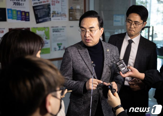 (서울=뉴스1) 이재명 기자 = 박홍근 더불어민주당 원내대표가 2일 오후 서울 여의도 국회 의원회관에서 열린 더불어민주당 초저출생·인구위기대책위원회 1차 토론회를 마친 후 취재진 질문에 답변하고 있다. 2023.3.2/뉴스1  Copyright (C) 뉴스1. All rights reserved. 무단 전재 및 재배포 금지.