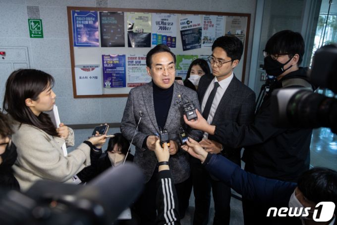 (서울=뉴스1) 이재명 기자 = 박홍근 더불어민주당 원내대표가 2일 오후 서울 여의도 국회 의원회관에서 열린 더불어민주당 초저출생·인구위기대책위원회 1차 토론회를 마친 후 취재진 질문에 답변하고 있다. 2023.3.2/뉴스1  Copyright (C) 뉴스1. All rights reserved. 무단 전재 및 재배포 금지.