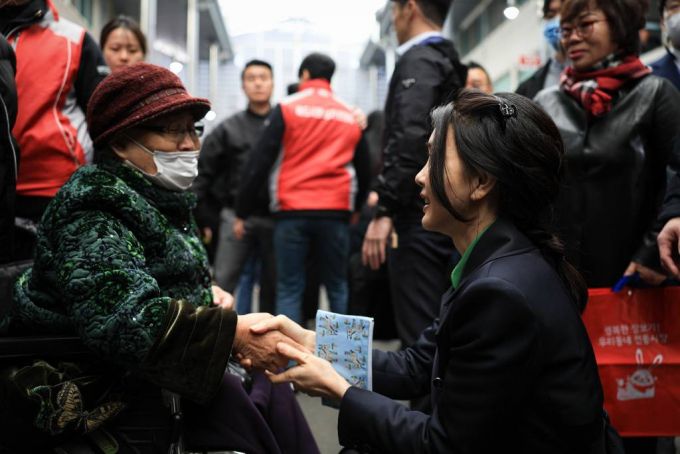 윤석열 대통령 부인 김건희 여사가 3일 경북 포항 죽도시장을 방문해 시민과 인사하고 있다. (사진=대통령실 제공) /사진=뉴시스