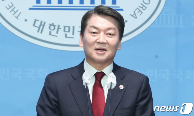 (서울=뉴스1) 허경 기자 = 안철수 국민의힘 당대표 후보가 3일 서울 여의도 국회 소통관에서 단일화 1주년 성명 발표 기자회견을 하고 있다. 2023.3.3/뉴스1  Copyright (C) 뉴스1. All rights reserved. 무단 전재 및 재배포 금지.