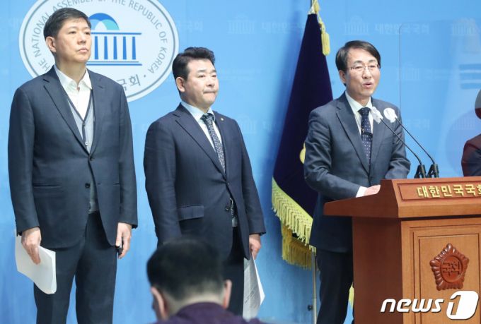 더불어민주당 이원욱 국회 외교통일위원회 위원이 6일 오후 국회 소통관에서 강제동원 배상안 굴욕 해(害)법을 철회하고 해(解)법을 마련할 것을 정부에 촉구하는 기자회견을 하고 있다. 왼쪽부터 김홍걸 무소속 의원, 박정 의원, 이 의원./사진=뉴스1