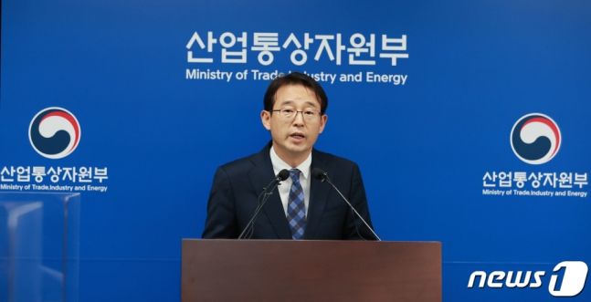강감찬 산업통상자원부 무역안보정책관이 6일 오후 정부세종청사 산업부 기자실에서 한일 수출규제 현안과 관련해 브리핑한 후 질의응답을 하고 있다. /사진-뉴스1(산업부제공)