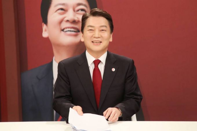 [서울=뉴시스] 국회사진기자단 = 안철수 국민의힘 당대표 후보가 3일 서울 마포구 채널A 스튜디오에서 열린 국민의힘 당대표 후보자 토론회가 시작되기 전 준비를 하고 있다. 2023.03.03.