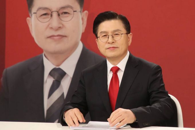 [서울=뉴시스] 국회사진기자단 = 황교안 국민의힘 당대표 후보가 3일 서울 마포구 채널A 스튜디오에서 국민의힘 당대표 후보자 토론회가 시작되기 전 준비를 하고 있다. 2023.03.03.