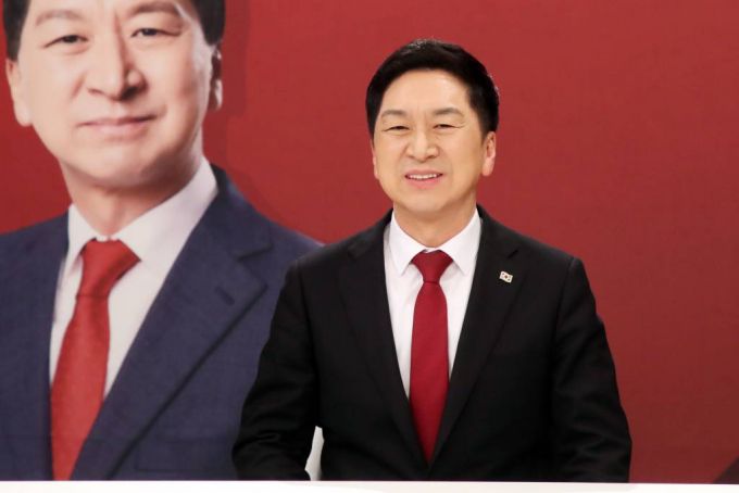 [서울=뉴시스] 국회사진기자단 = 김기현 국민의힘 당대표 후보가 3일 서울 마포구 채널A 스튜디오에서 열린 국민의힘 당대표 후보자 토론회가 시작되기 전 준비를 하고 있다. 2023.03.03.