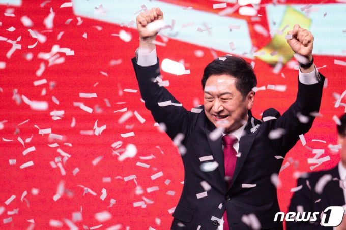 (고양=뉴스1) 유승관 기자 = 김기현 국민의힘 신임 당대표가 8일 경기 고양시 킨텍스에서 열린 국민의힘 제3차 전당대회에서 당원들을 향해 인사하고 있다. 2023.3.8/뉴스1  Copyright (C) 뉴스1. All rights reserved. 무단 전재 및 재배포 금지.