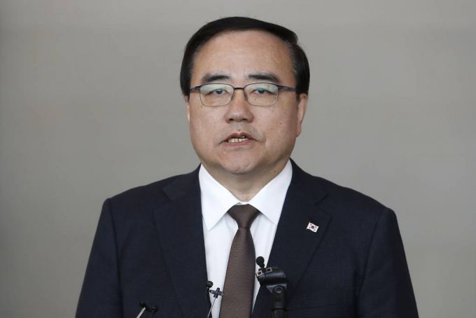 김성한 국가안보실장이 5일 인천국제공항을 통해 미국 워싱턴으로 출국 전 취재진 질문에 답변하고 있다. 김 안보실장은 방미 기간 중 미국 행정부와 학계 인사들과 면담하며 북한 문제, 지역·글로벌 정세와 더불어 경제안보 관련 현안을 협의할 계획이다. /사진=뉴시스