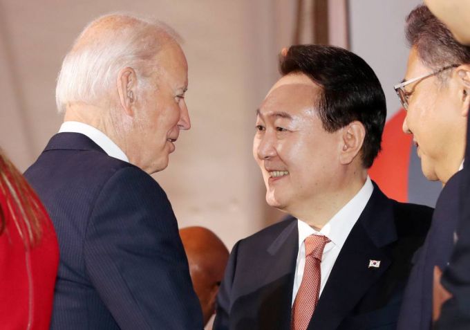 윤석열 대통령이 지난해 9월21일(현지시간) 뉴욕 한 빌딩에서 열린 글로벌펀드 제7차 재정공약회의를 마친 후 조 바이든 미국 대통령과 대화하고 있다. /사진=뉴시스