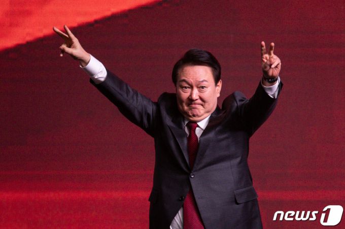 (고양=뉴스1) 유승관 기자 = 윤석열 대통령이 8일 경기 고양시 킨텍스에서 열린 국민의힘 제3차 전당대회에서 손을 들어 인사하고 있다. 2023.3.8/뉴스1  Copyright (C) 뉴스1. All rights reserved. 무단 전재 및 재배포 금지.