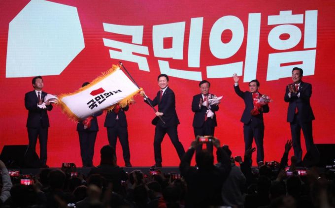[고양=뉴시스 고범준 기자 = 김기현 신임 국민의힘 당대표가 8일 오후 경기 고양시 일산서구 킨텍스 제1전시장에서 열린 국민의힘 제3차 전당대회에서 당기를 받아 흔들고 있다. 2023.03.08.