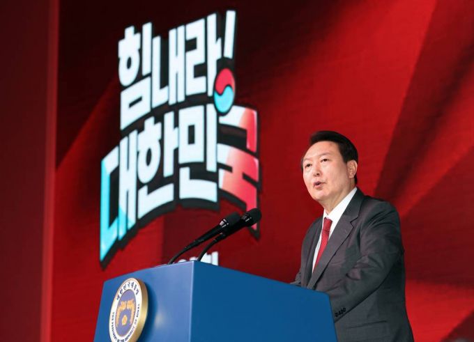 [고양=뉴시스] 전신 기자 = 윤석열 대통령이 8일 경기도 고양 킨텍스에서 열린 국민의힘 전당대회에서 축사하고 있다. (대통령실통신사진기자단) 2023.03.08.