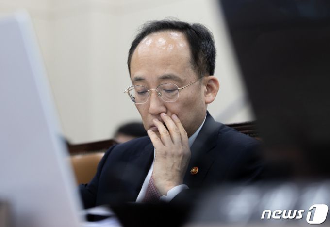 (서울=뉴스1) 이재명 기자 = 추경호 경제부총리 겸 기획재정부 장관이 22일 오전 서울 여의도 국회에서 열린 기획재정위원회 전체회의에서 자료를 살펴보고 있다. 2023.2.22/뉴스1  Copyright (C) 뉴스1. All rights reserved. 무단 전재 및 재배포 금지.