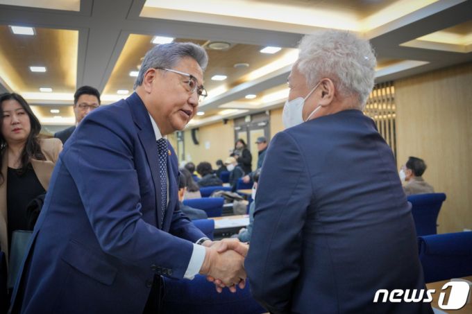 (서울=뉴스1) 포토공용 기자 = 박진 외교부 장관이 28일 오후 서울 서울지방변호사회관에서 일본 강제징용 피해자 및 유족과의 면담을 갖고 있다. (외교부 제공) 2023.2.28/뉴스1  Copyright (C) 뉴스1. All rights reserved. 무단 전재 및 재배포 금지.