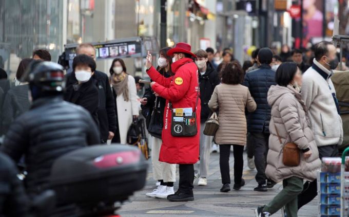 [서울=뉴시스] 김진아 기자 = 정부가 다음달 1일부터 중국발 입국자 PCR(유전자 증폭) 검사의무를 해제하기로 해 중국인 관광객이 늘어 명동 상권이 활기를 되찾을 것으로 예상된다.  사진은 28일 서울 중구 명동. 2023.02.28.