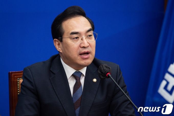 (서울=뉴스1) 유승관 기자 = 박홍근 더불어민주당 원내대표가 15일 서울 여의도 국회에서 열린 최고위원회의에서 모두 발언을 하고 있다. 2023.3.15/뉴스1  Copyright (C) 뉴스1. All rights reserved. 무단 전재 및 재배포 금지.