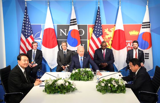 (마드리드=뉴스1) 오대일 기자 = 한미일 3국 정상이 29일 오후(현지 시간) 스페인 마드리드 이페마(IFEMA) 국제회의장에서 정상회담을 하고 있다. 왼쪽부터 윤석열 대통령, 조 바이든 미국 대통령, 기시다 후미오 일본 총리. (대통령실사진기자단) 2022.6.29/뉴스1