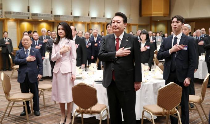 [도쿄=뉴시스] 전신 기자 = 윤석열 대통령과 부인 김건희 여사가 16일 도쿄 한 호텔에서 열린 재일동포 오찬간담회에서 국기에 대한 경례를 하고 있다. 2023.03.16.