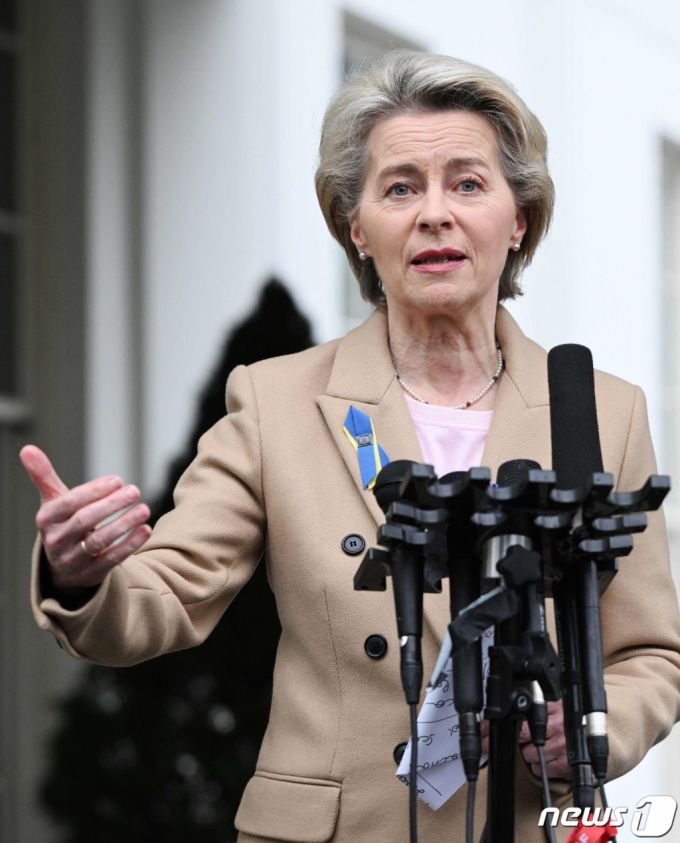 (워싱턴 AFP=뉴스1) 우동명 기자 = 우르줄라 폰데어라이엔 EU 집행위원장이 10일(현지시간) 워싱턴 백악관에서 조 바이든 미국 대통령과 회담을 마친 뒤 취재진을 만나 “IRA상 전기차 보조금 문제와 관련해 유럽산 핵심 광물을 보조금 대상에 포함하기 위한 협상에 착수하기로 합의했다”고 밝히고 있다.   ⓒ AFP=뉴스1  Copyright (C) 뉴스1. All rights reserved. 무단 전재 및 재배포 금지.