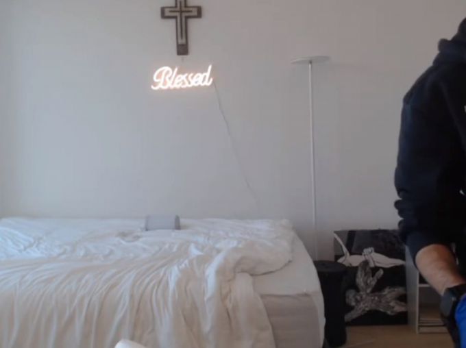 미국 경찰로 추정되는 이들이 바닥에 있던 전우원씨를 끌고 가면서 방송이 종료됐다. /사진=전우원씨 생방송 캡처